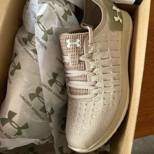 Under Armour Men’s Slingrade 2 - Beige